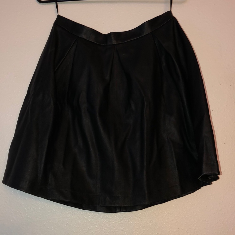 Faux leather skirt/black